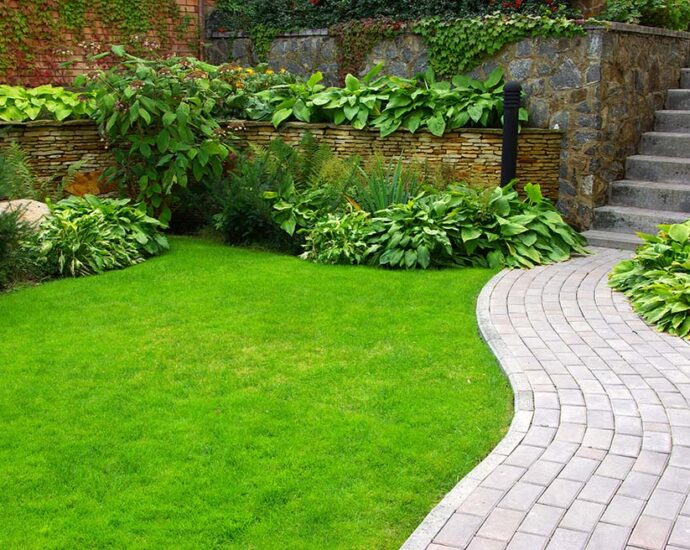 pielęgnacja ogrodów Poznań – koszenie trawnika i przycinanie krzewów